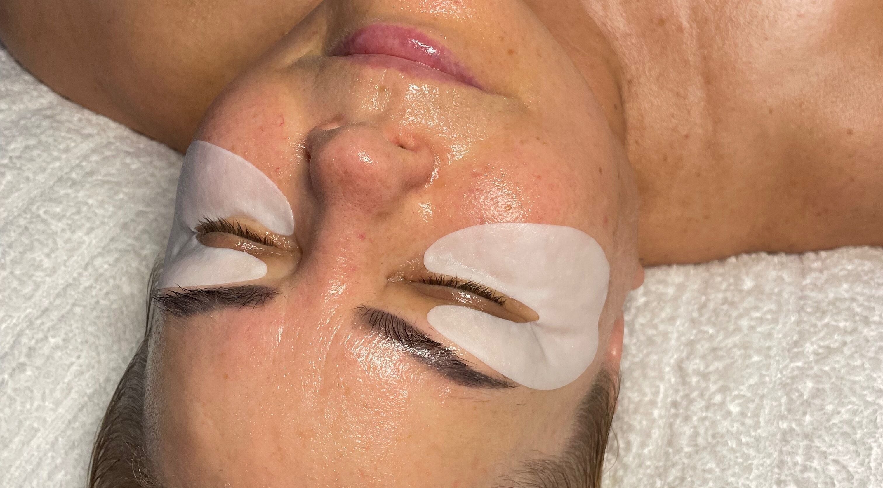 Relaksujący zabieg pod oczy w Sculpture Serenity, Huntingdon, England, GB, dla odświeżenia spojrzenia.