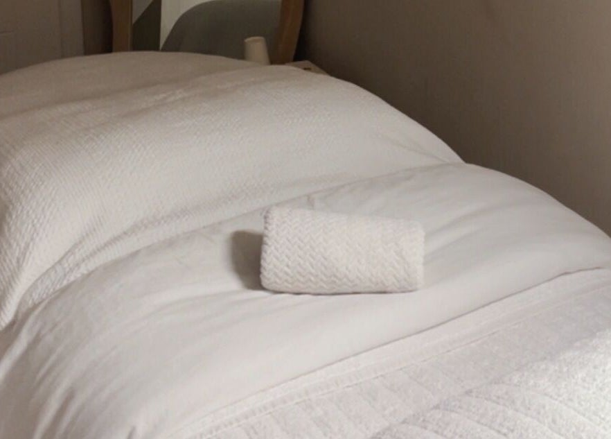 Przytulne łóżko w Sculpture Serenity, Huntingdon, Anglia, GB zaprasza na relaks.