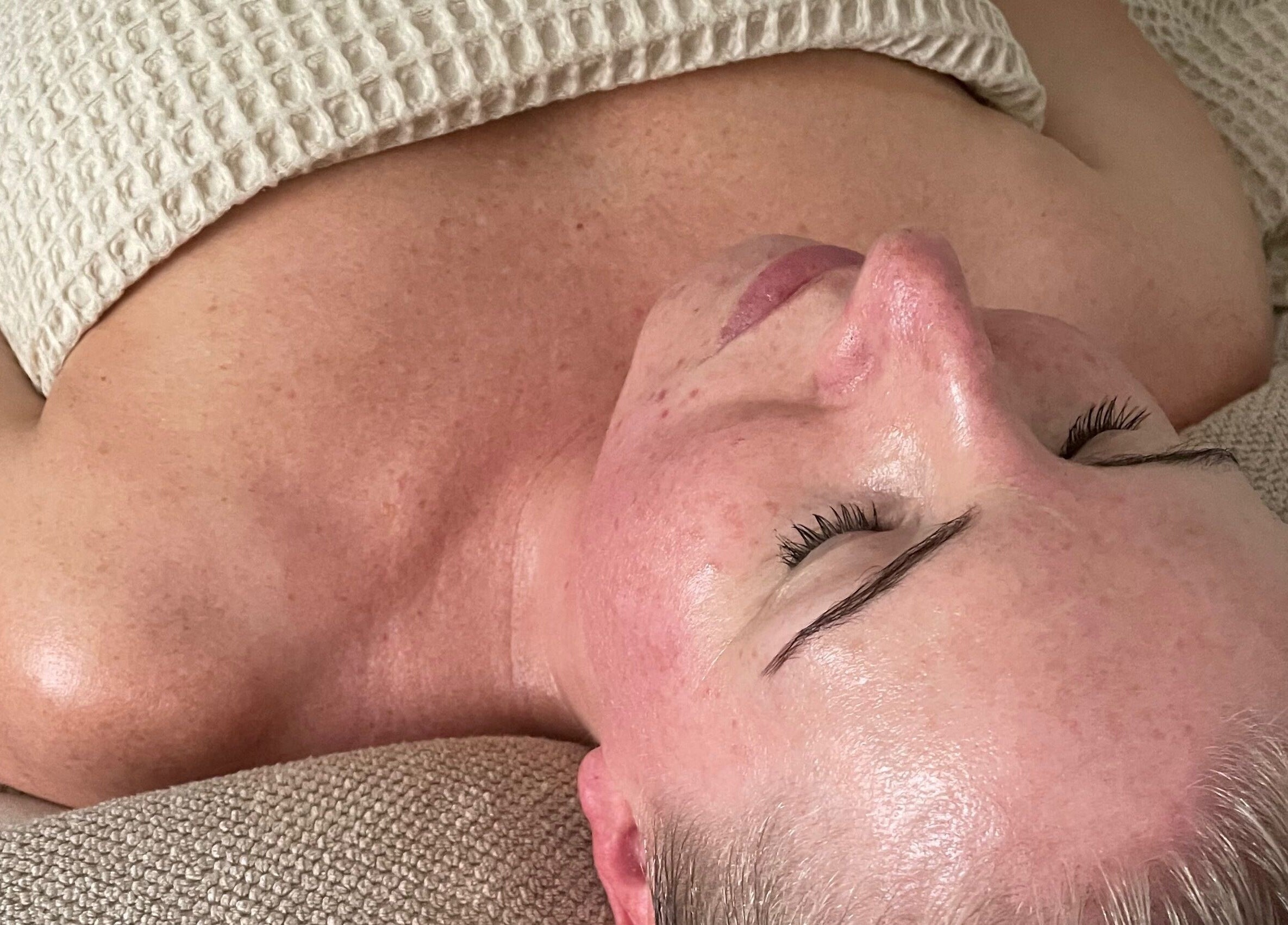 Kobieta podczas zabiegu pielęgnacyjnego w Sculpture Serenity, Huntingdon, England, GB.