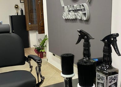 Interno di Taglio Geniale a Parenti, Calabria, IT, mostrando poltrona da barbiere e strumenti professionali.