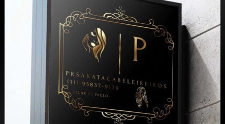 Elegante placa do PrSakataCabeleireiros em São Paulo, São Paulo, BR, com design dourado sofisticado.