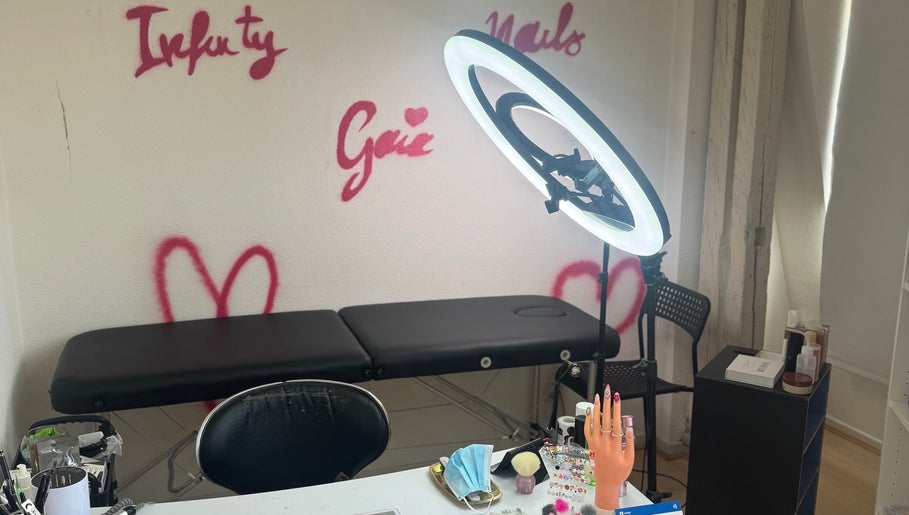 Espace manucure à Infinity Gaia Nails, Strasbourg, Grand Est, FR, avec un décor moderne et équipements professionnels.