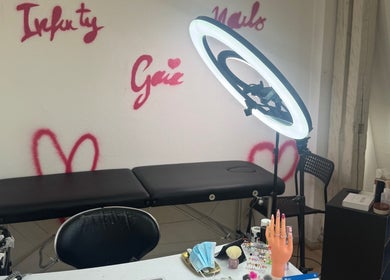 Espace manucure à Infinity Gaia Nails, Strasbourg, Grand Est, FR, avec un décor moderne et équipements professionnels.