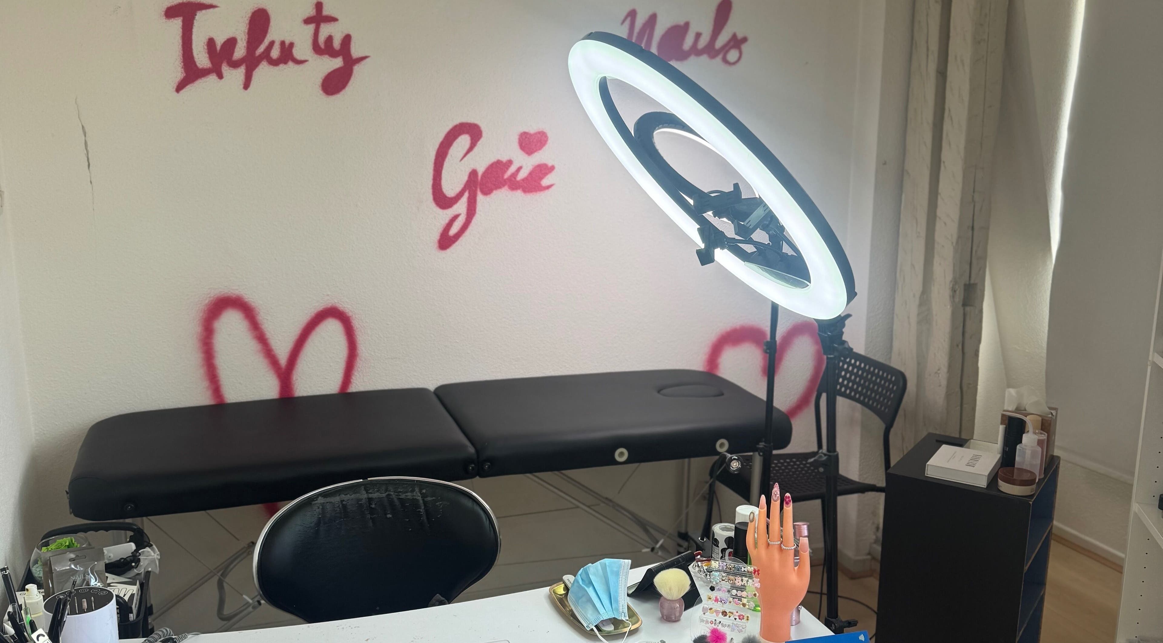 Espace manucure à Infinity Gaia Nails, Strasbourg, Grand Est, FR, avec un décor moderne et équipements professionnels.
