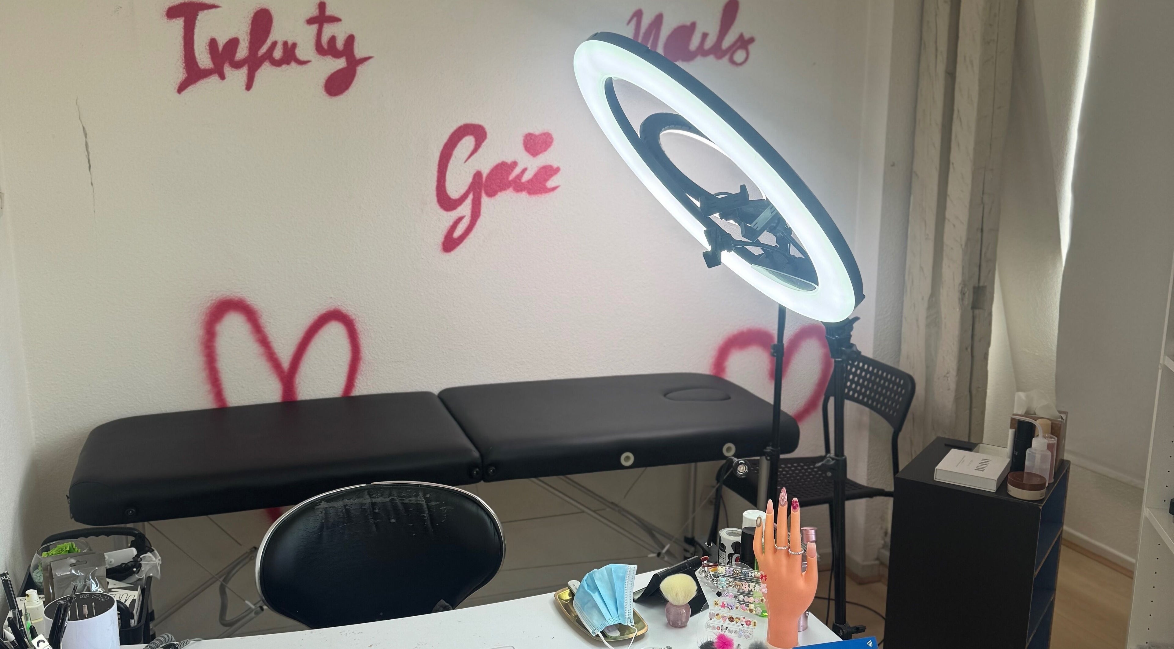 Espace manucure à Infinity Gaia Nails, Strasbourg, Grand Est, FR, avec un décor moderne et équipements professionnels.