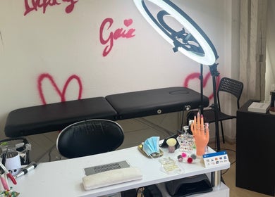 Table de manucure à Infinity Gaia Nails, Strasbourg, Grand Est, FR, avec tour de vernis et déco murale.