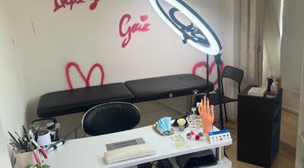 Table de manucure à Infinity Gaia Nails, Strasbourg, Grand Est, FR, avec tour de vernis et déco murale.