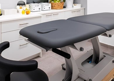 Profesionalni stol za masažu u Donna2 Skincare & More, Zagreb, Grad Zagreb, HR, idealan za opuštajući tretman.