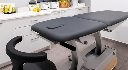 Profesionalni stol za masažu u Donna2 Skincare & More, Zagreb, Grad Zagreb, HR, idealan za opuštajući tretman.