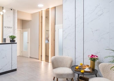 Modern interijer salona Donna2 Skincare & More u Zagrebu, Grad Zagreb, HR s udobnim sjedećim prostorom.