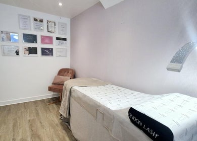 Kameralny pokój zabiegowy w Bella Estetica Cheltenham, Cheltenham, England, GB z łóżkiem i ozdobami ściennymi.