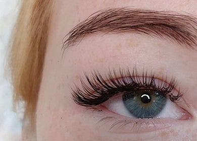 Przedłużone rzęsy w Bella Estetica Cheltenham, Cheltenham, England, GB, podkreślające piękno oka.