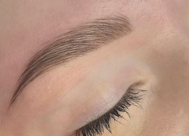 Subtelne stylizowane brwi w Bella Estetica Cheltenham, Cheltenham, England, GB.