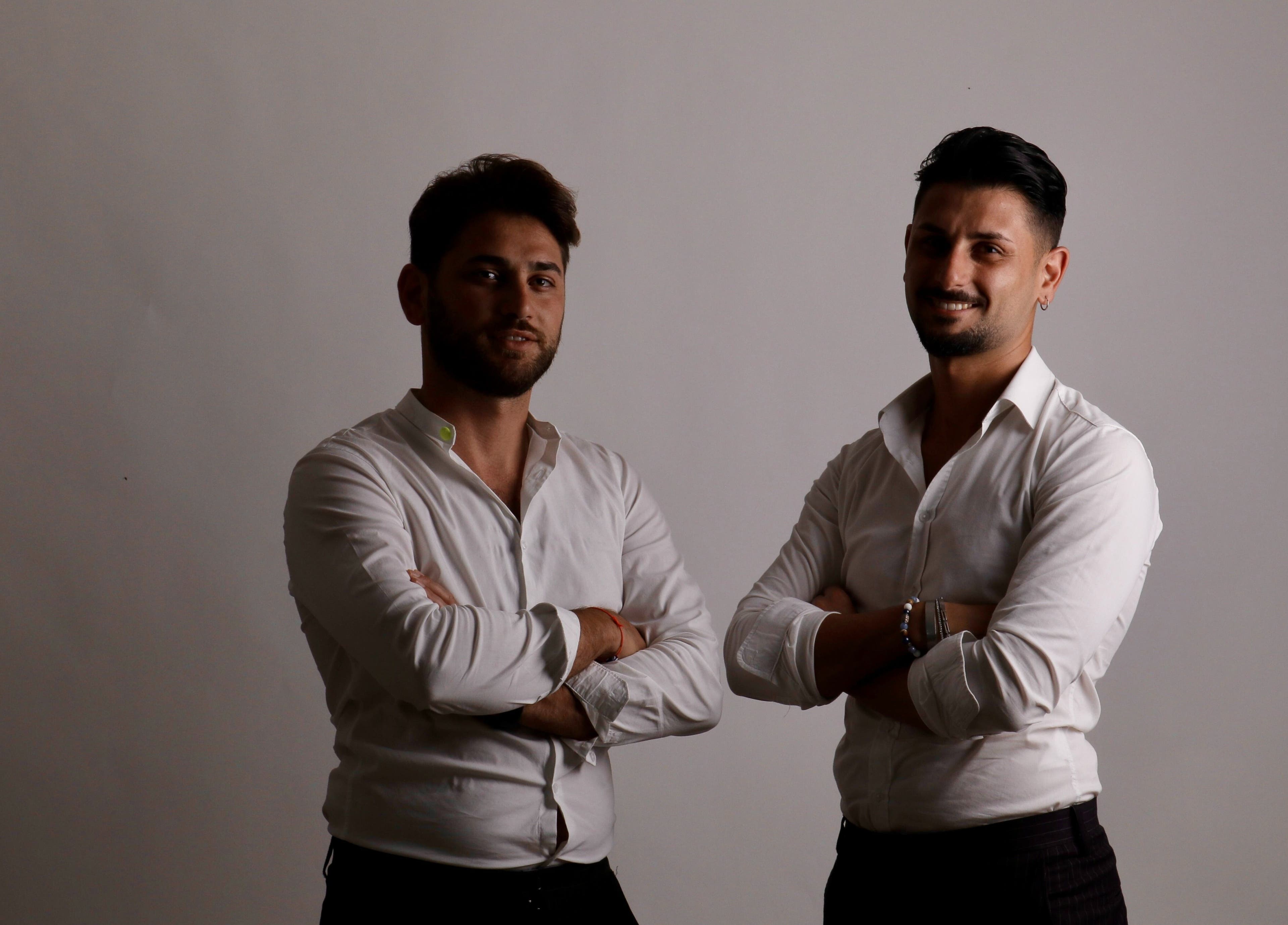 Team Gioele & Enrico Salon a Paternò, Sicilia, IT in posa elegante.