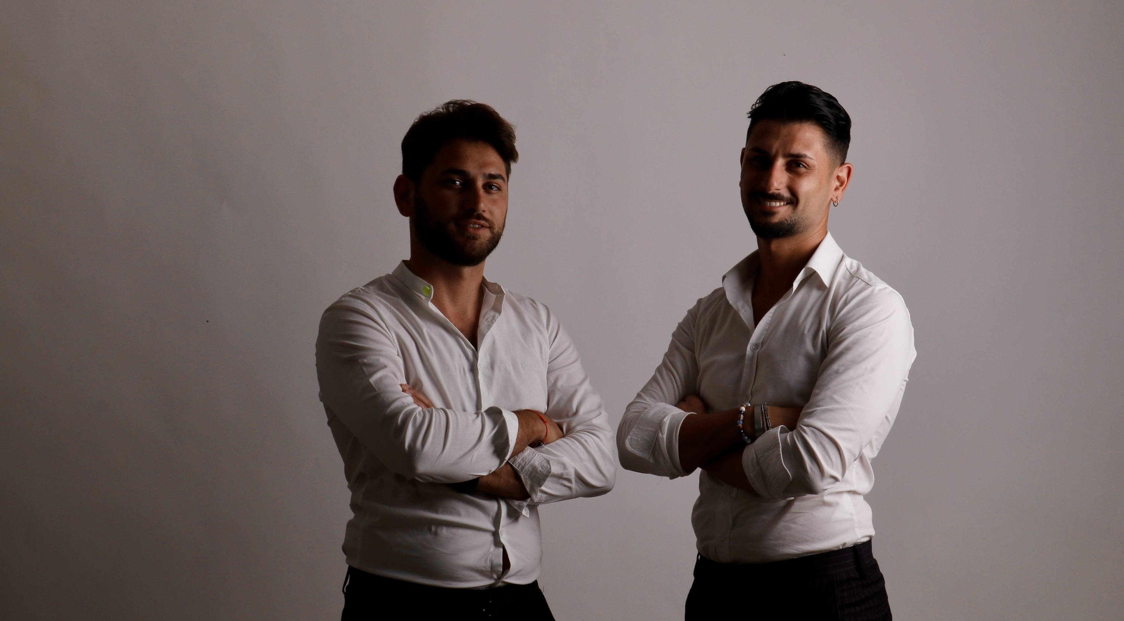 Team Gioele & Enrico Salon a Paternò, Sicilia, IT in posa elegante.