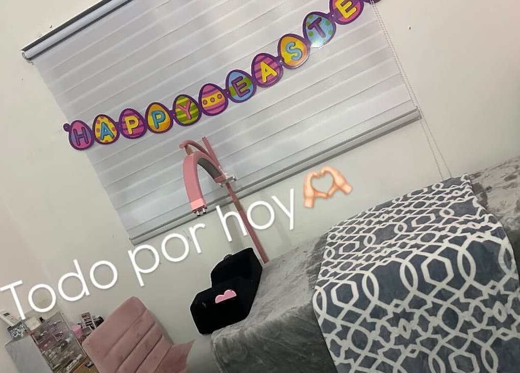 Interior de a.obeautysalon decorado para Pascua en Bayamón, Bayamón, PR, con cama de belleza.