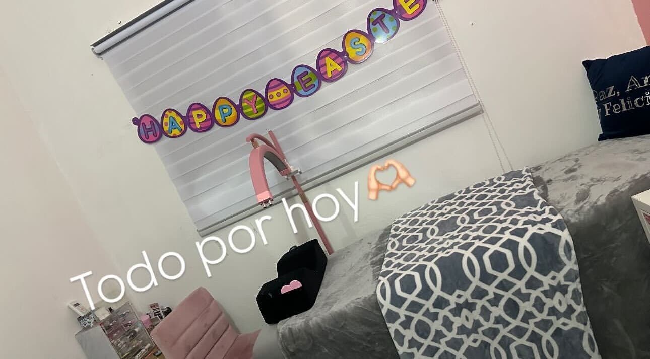 Interior de a.obeautysalon decorado para Pascua en Bayamón, Bayamón, PR, con cama de belleza.