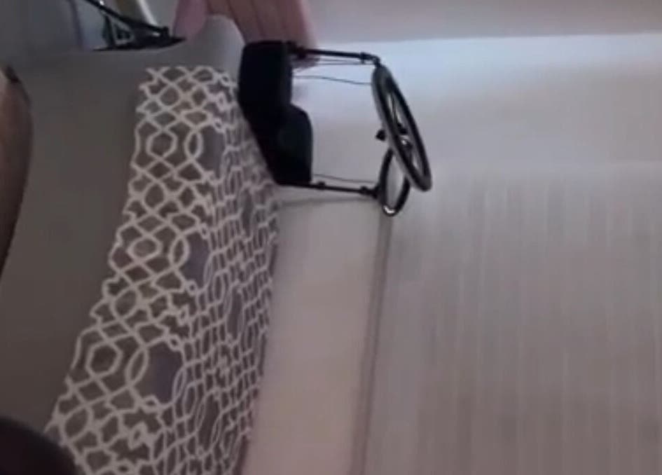 Sala de spa en A.Obeautysalon, Bayamón, Bayamón, PR, con decoración elegante y camilla.