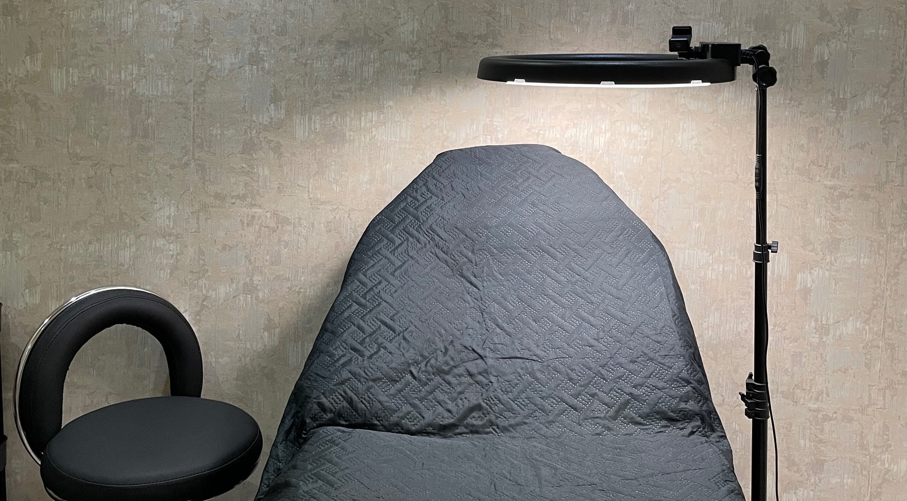 Well-appointed spa chair and lamp at Hola Johis, Santiago De Los Caballeros, Santiago, DO.