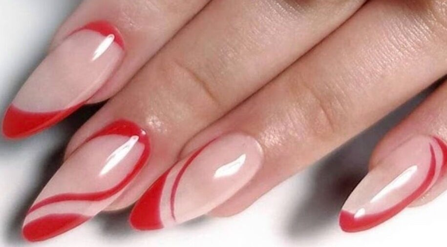 Μανικιούρ με κόκκινο σχέδιο στο Nails 4 You Μοσχάτο, Μοσχάτο, GR. Υπέροχη φινέτσα και στιλ.