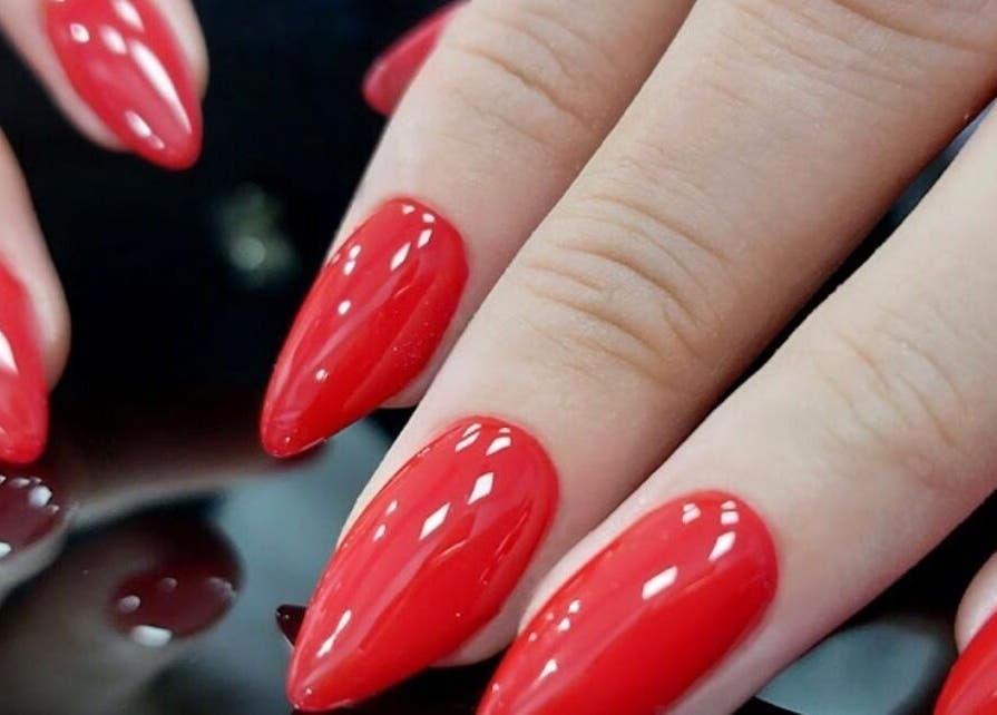 Κόκκινα νύχια θεραπείας στο Nails 4 You Μοσχάτο, Μοσχάτο, GR, δείχνουν την κομψότητα και το στυλ.