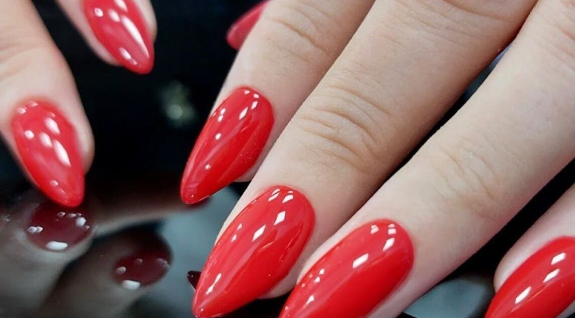 Κόκκινα νύχια θεραπείας στο Nails 4 You Μοσχάτο, Μοσχάτο, GR, δείχνουν την κομψότητα και το στυλ.