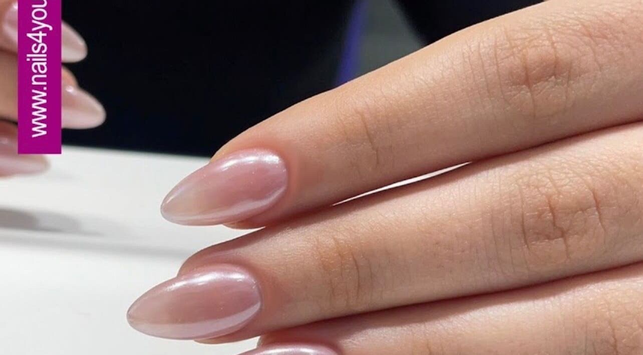Καλοφτιαγμένα νύχια στο Nails 4 You Μοσχατο, Μοσχάτο, GR με λαμπερό φυσικό φινίρισμα.