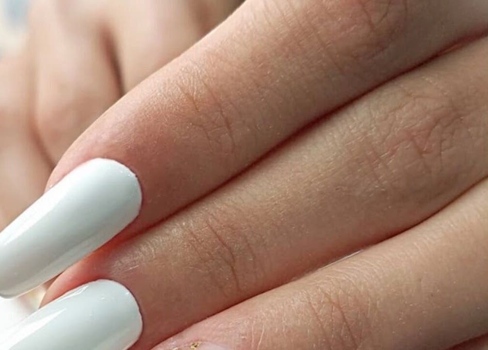 Μανικιούρ με λευκά νύχια στο Nails 4 You Μοσχατο, Μοσχάτο, GR.