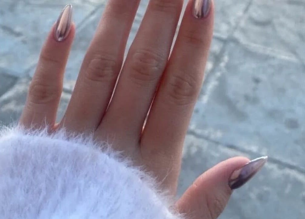 Κομψό σχέδιο καθρέφτη στα νύχια από το Nails 4 You Μοσχάτο, Μοσχάτο, GR.