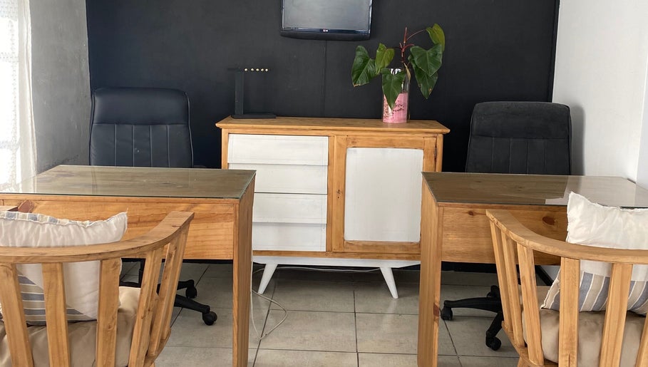 Espacio de trabajo acogedor en Beya Real, Tandil, Provincia De Buenos Aires, AR con sillas y escritorio de madera.
