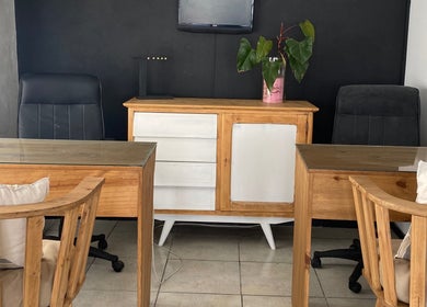 Espacio de trabajo acogedor en Beya Real, Tandil, Provincia De Buenos Aires, AR con sillas y escritorio de madera.