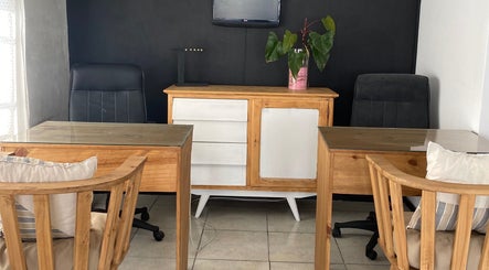 Espacio de trabajo acogedor en Beya Real, Tandil, Provincia De Buenos Aires, AR con sillas y escritorio de madera.