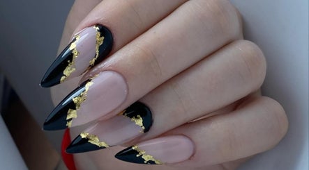 Elegante diseño de uñas en negro y dorado en Beya Real, Tandil, Provincia De Buenos Aires, AR.