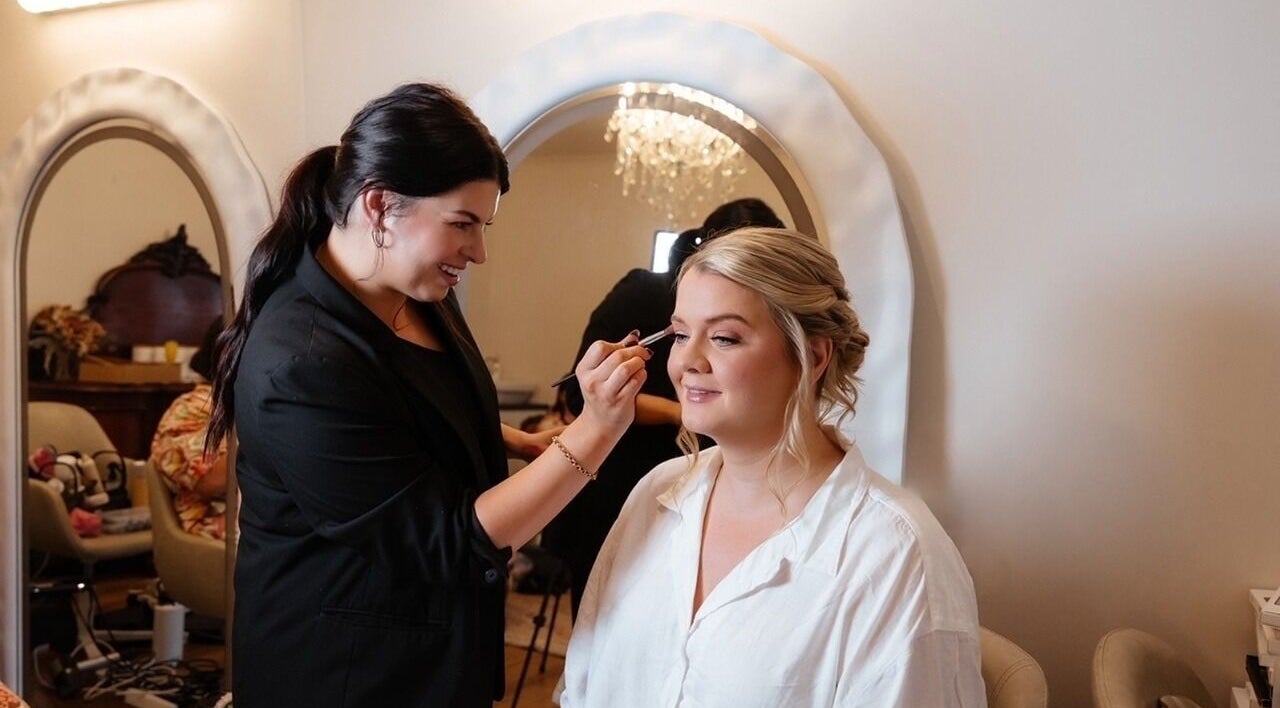 Chelsea Leigh Makeup Artist applying makeup to client in Wynnum, Queensland, AU studio.