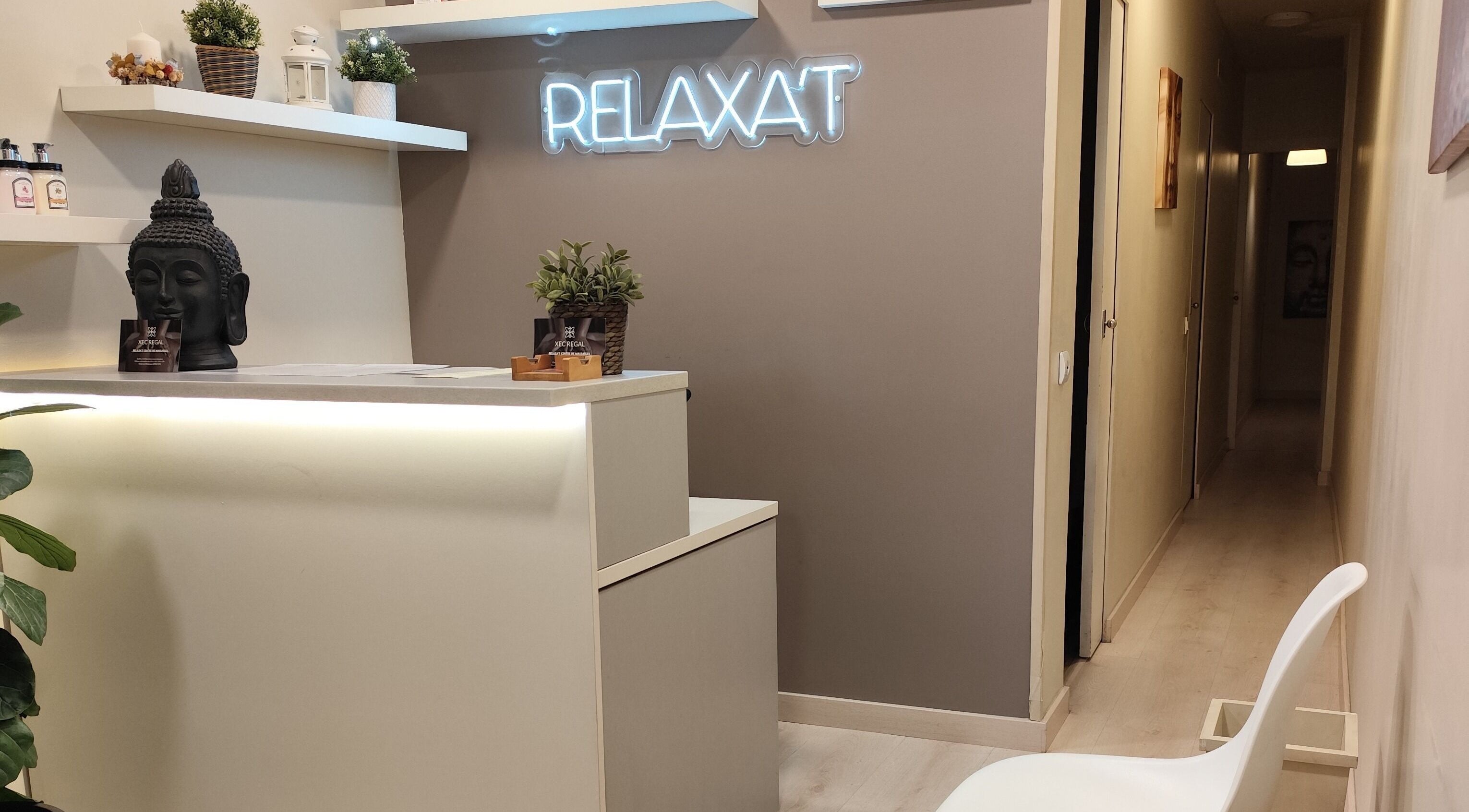 Recepción de Relaxat en Barcelona, Catalunya, ES, con decoración serena y luz suave.