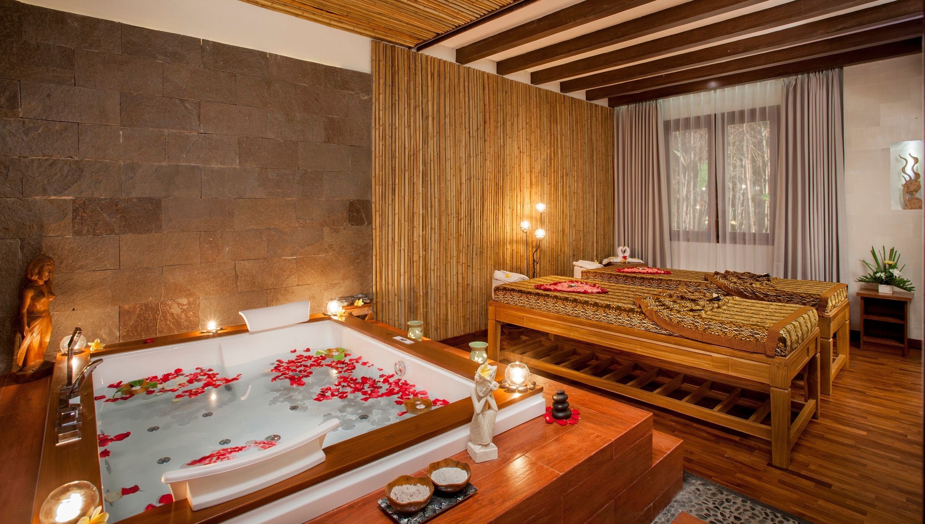 Kamar relaksasi di Anjali Spa, Badung, Bali, ID dengan jacuzzi dan tempat tidur pijat mewah.