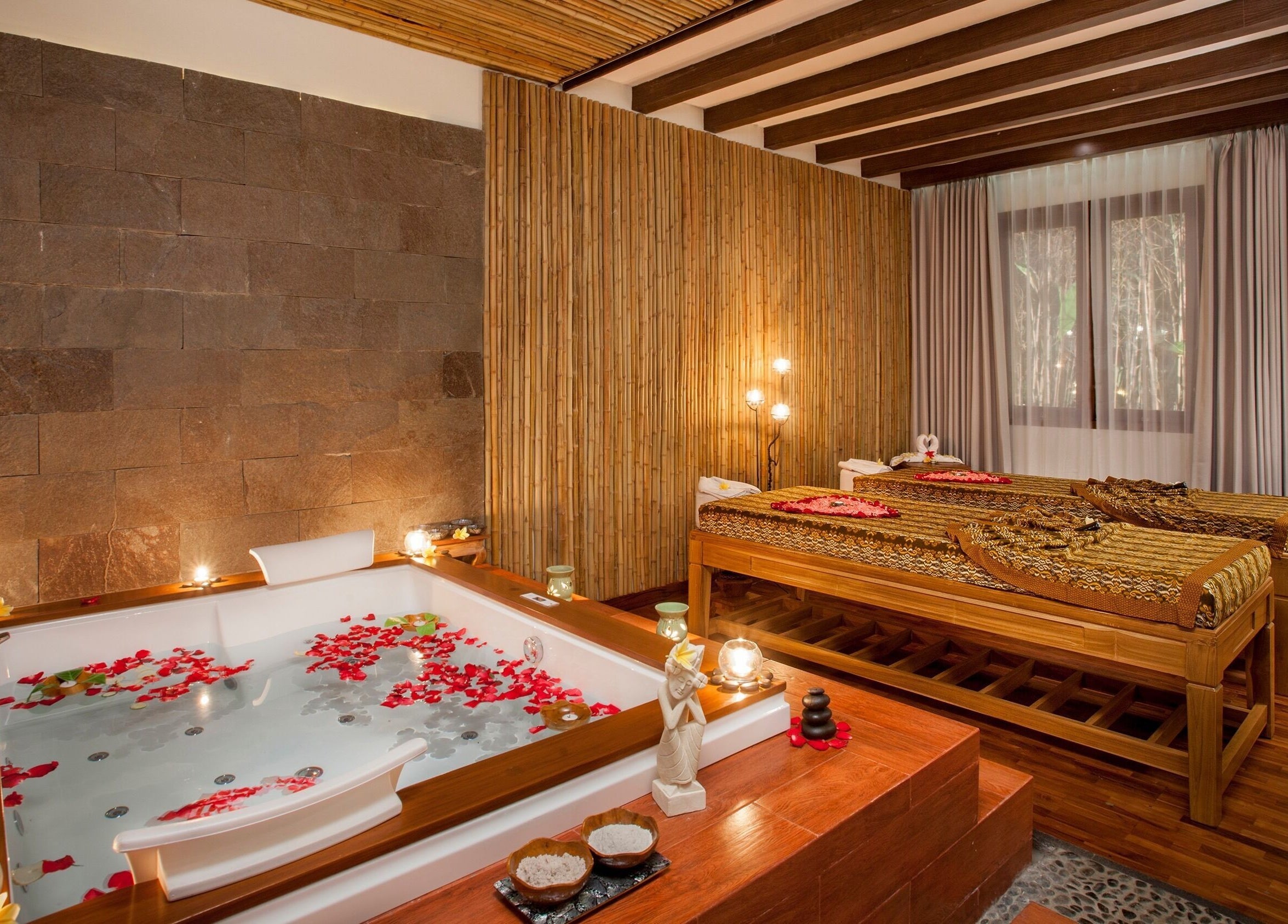 Kamar relaksasi di Anjali Spa, Badung, Bali, ID dengan jacuzzi dan tempat tidur pijat mewah.