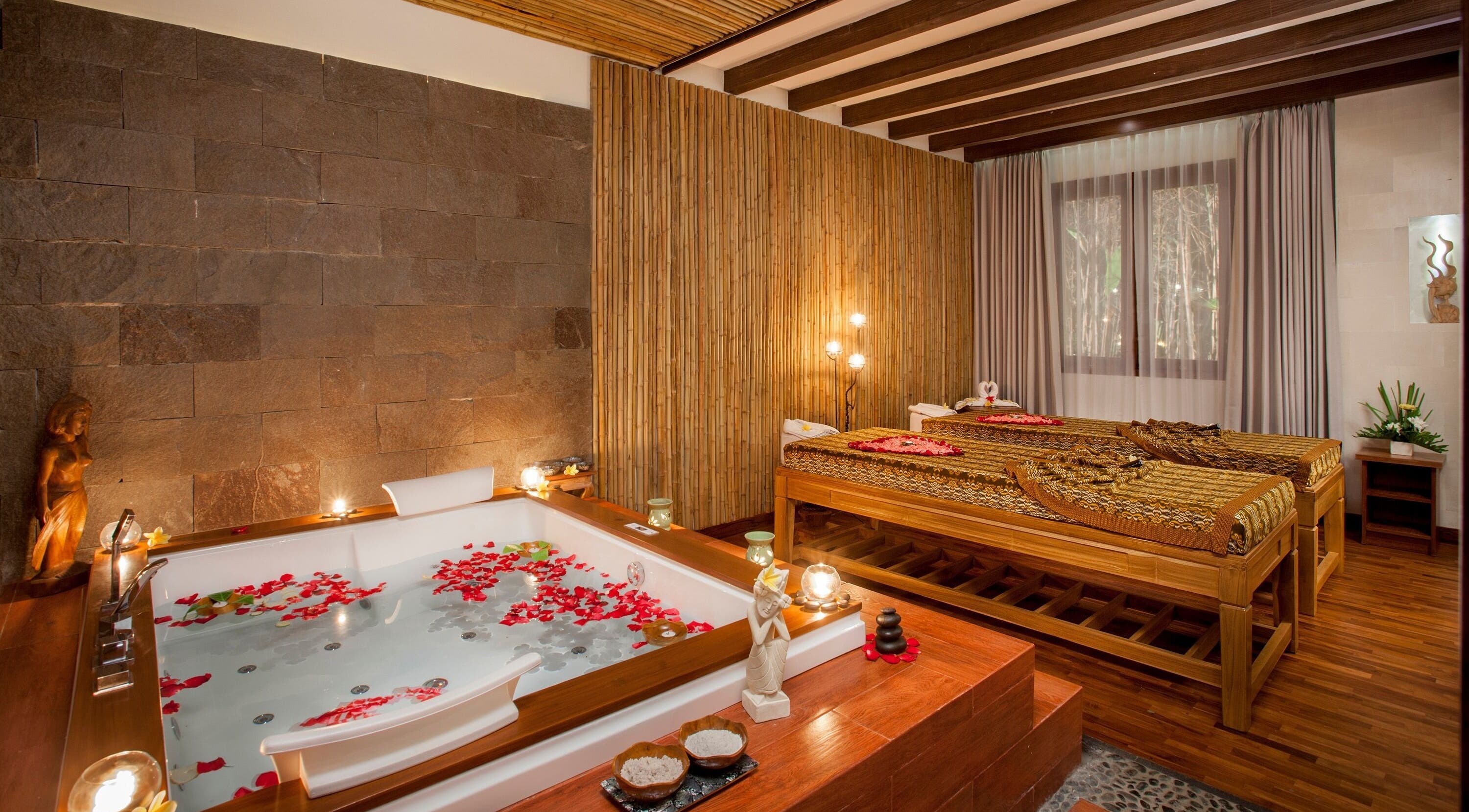 Kamar relaksasi di Anjali Spa, Badung, Bali, ID dengan jacuzzi dan tempat tidur pijat mewah.