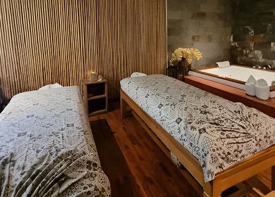 Ruang spa dengan dua meja pijat di Anjali Spa, Badung, Bali, ID menampilkan suasana relaksasi yang tenang.
