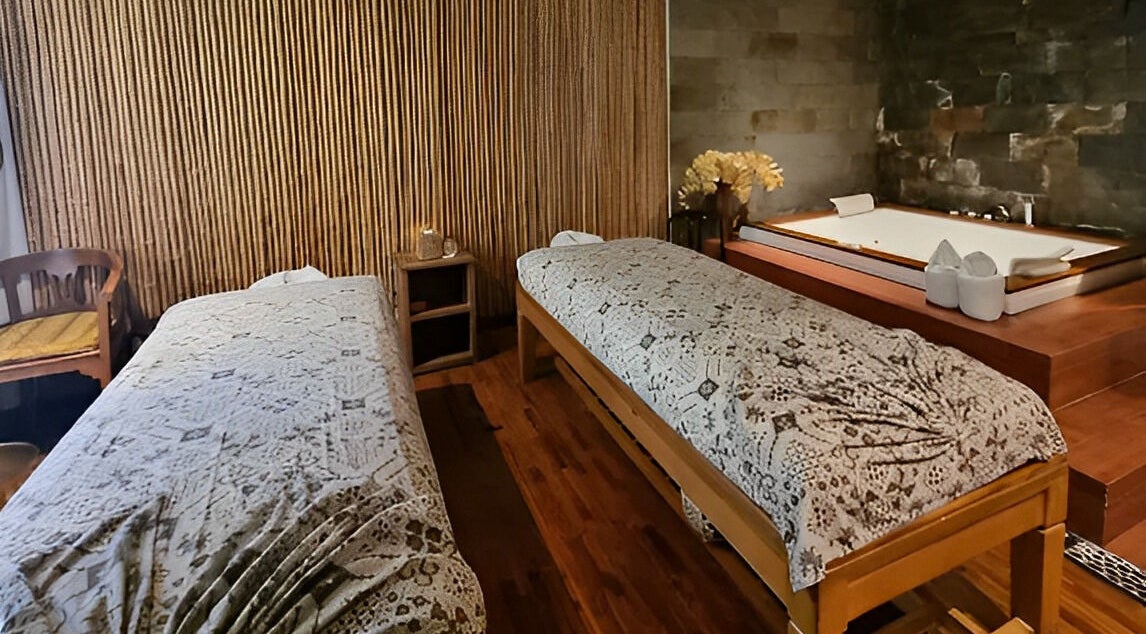 Ruang spa dengan dua meja pijat di Anjali Spa, Badung, Bali, ID menampilkan suasana relaksasi yang tenang.