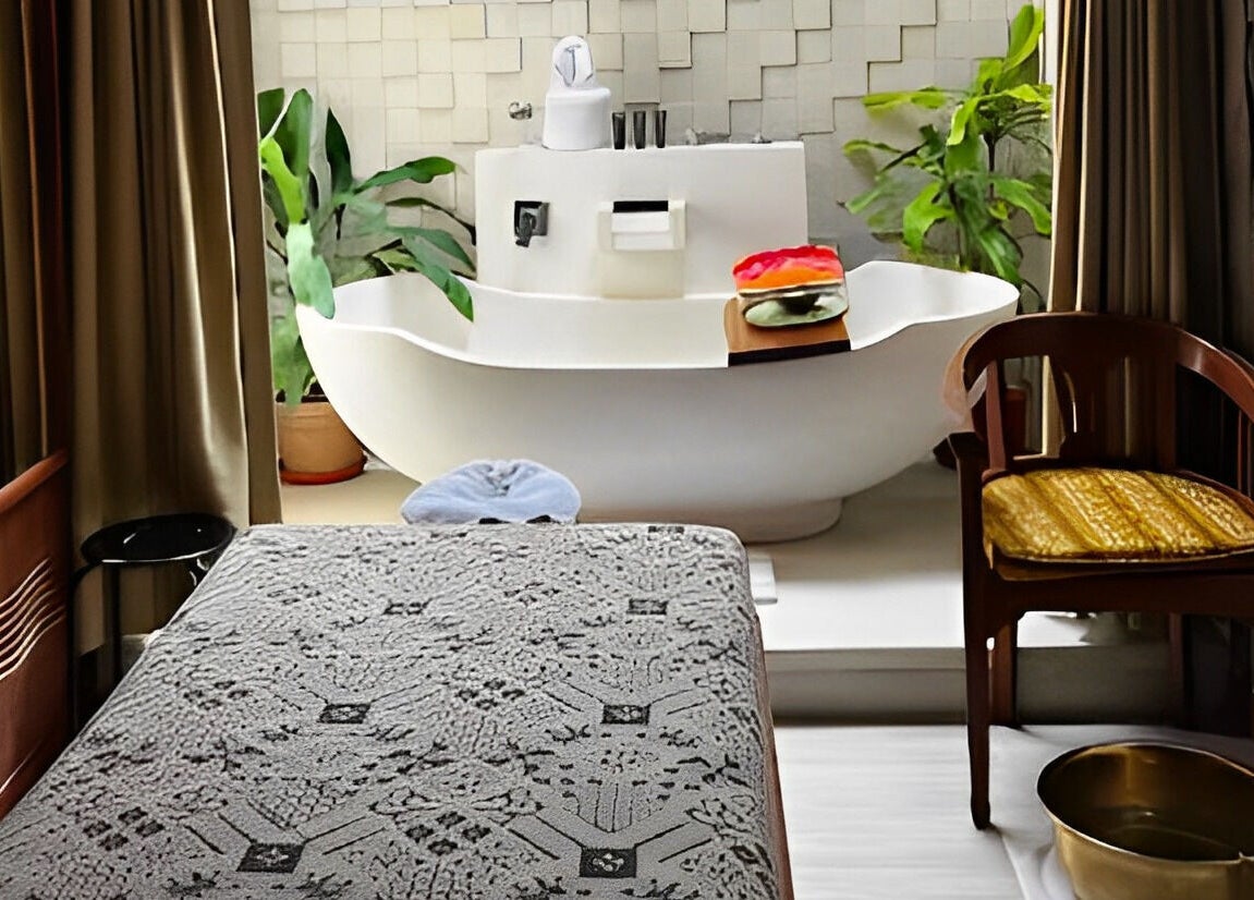 Area spa mewah di Anjali Spa, Badung, Bali, ID dengan bak mandi elegan dan dekorasi hijau menenangkan.