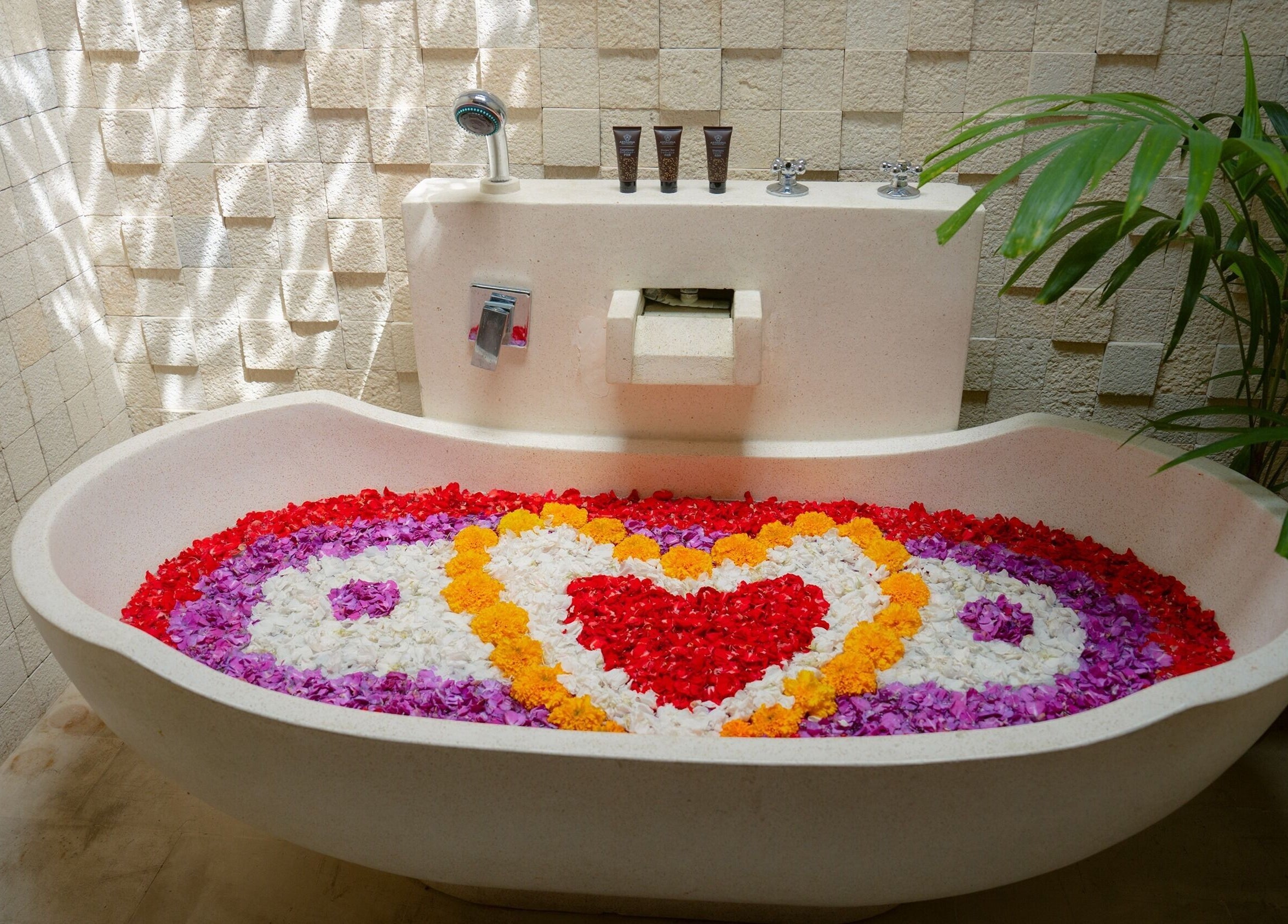 Bak mandi hiasan bunga berbentuk hati di Anjali Spa, Badung, Bali, ID. Suasana relaksasi yang menenangkan.