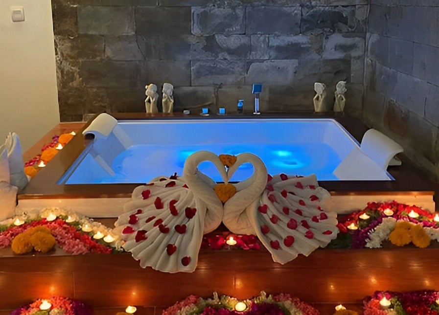 Suasana romantis di Anjali Spa dengan dekorasi bunga dan bathtubs, Badung, Bali, ID.