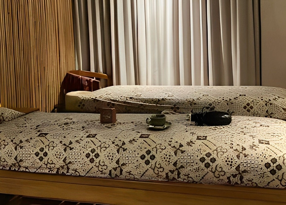 Ruang pijat mewah di Anjali Spa, Badung, Bali, ID dengan dekorasi elegan dan pencahayaan lembut.