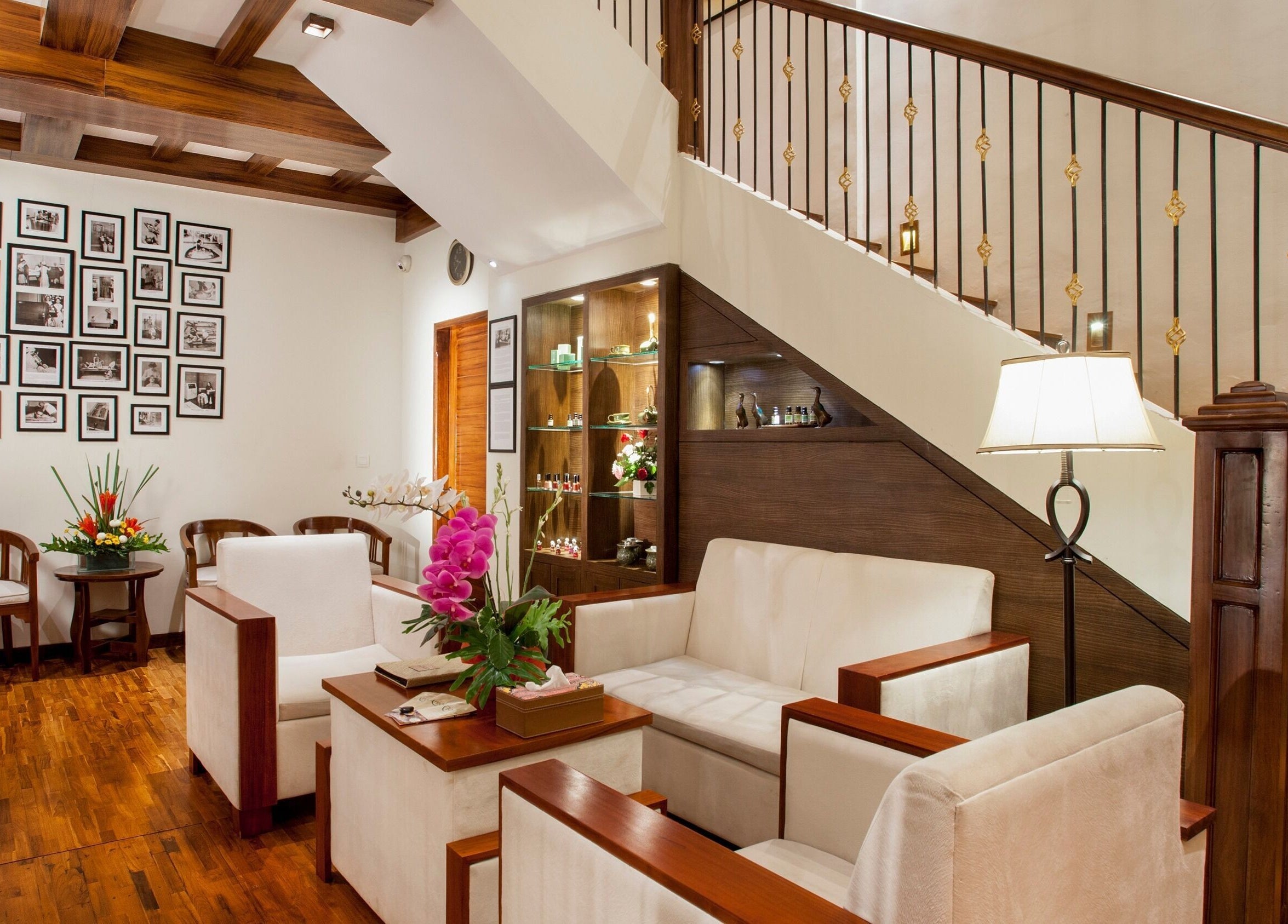 Ruang tunggu mewah di Anjali Spa, Badung, Bali, ID, menampilkan sofa putih dan dekorasi elegan.