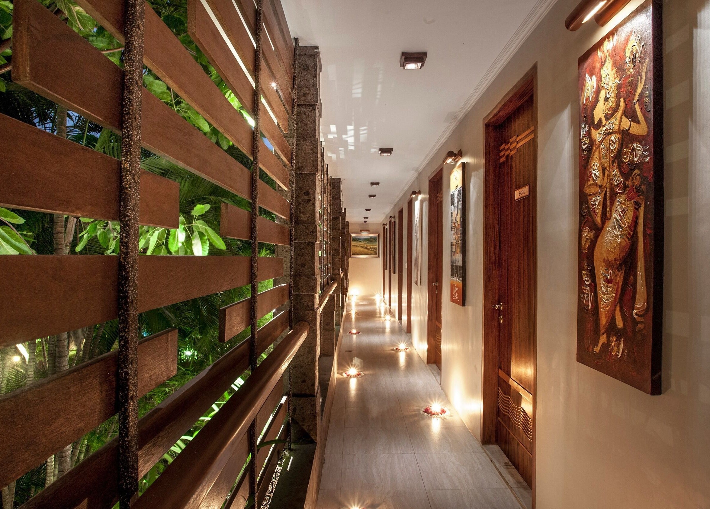 Koridor berdesain artistik di Anjali Spa, Badung, Bali, ID, dengan pencahayaan lembut dan dekorasi seni.