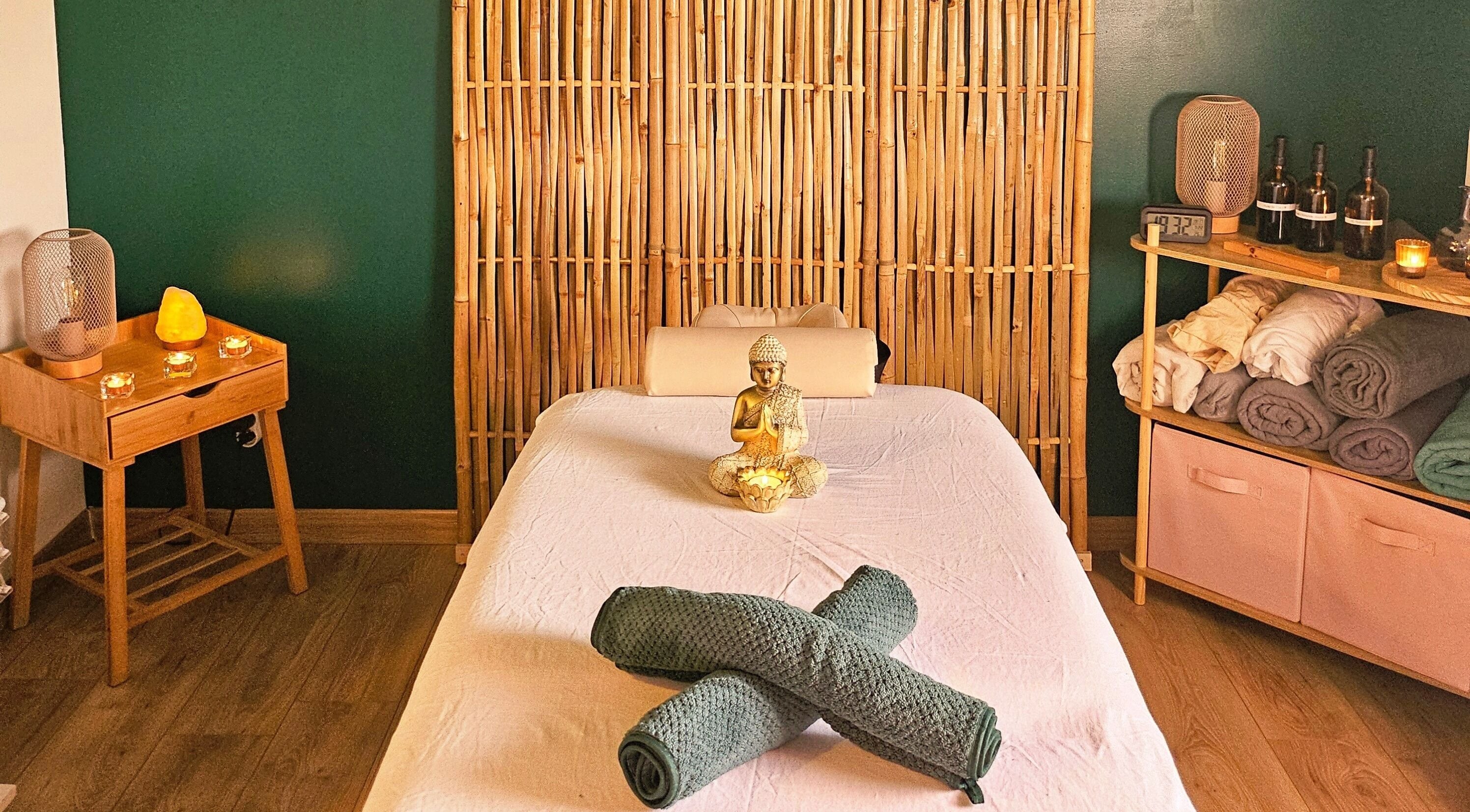 Salle de massage zen à Mj Ritsu, Saint-cergues, Auvergne-rhône-alpes, FR avec statue bouddha et serviettes.