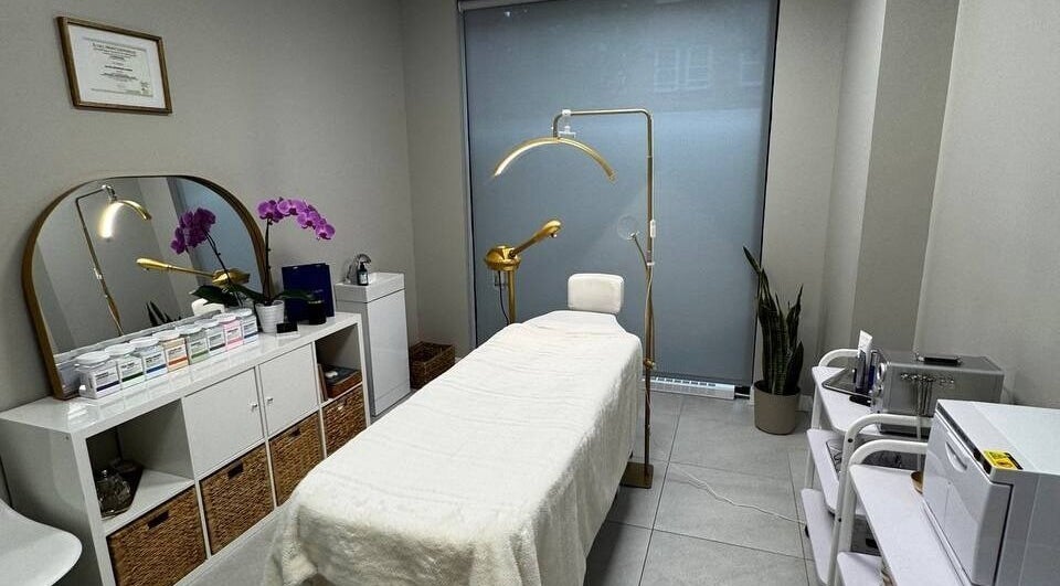 Relaxing treatment room at Lumière Esthétique par Zoé, Montréal, Québec, CA with modern decor and calming ambiance.