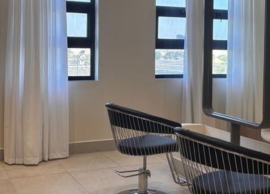 ديكور حديث لصالون هيرسيزون في الجبيل، الشرقية، السعودية. كراسي صالون أنيقة بجانب المرايا.