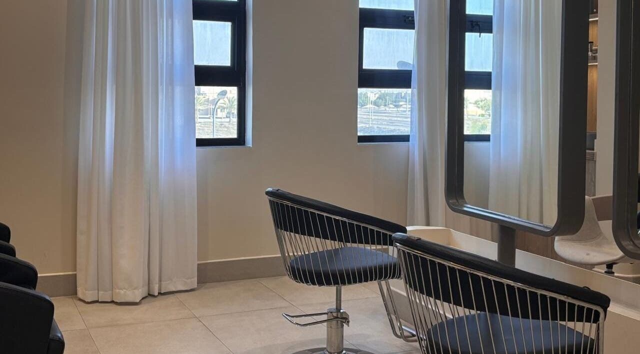 ديكور حديث لصالون هيرسيزون في الجبيل، الشرقية، السعودية. كراسي صالون أنيقة بجانب المرايا.